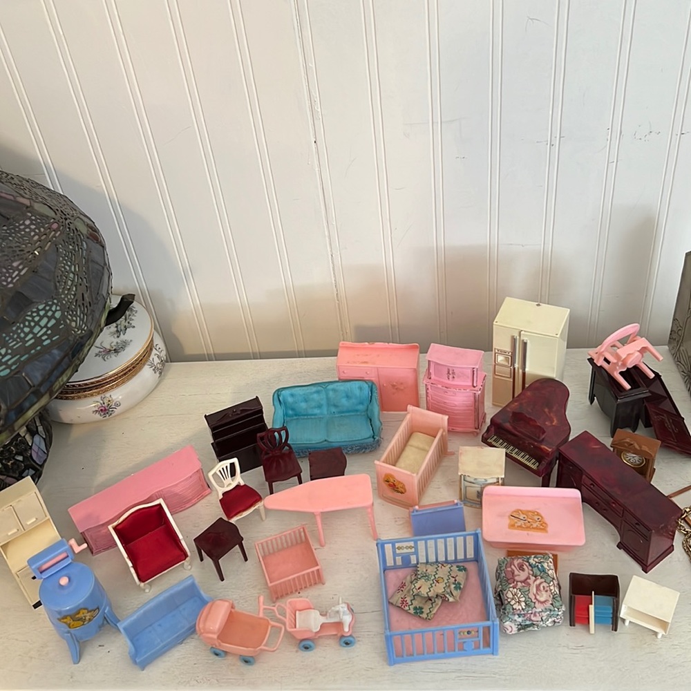 Lot vintage Renwal Acme & more plastic dollhouse furniture